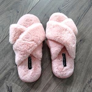 Pretty You London Pink Women fur slippers. Size 5-6